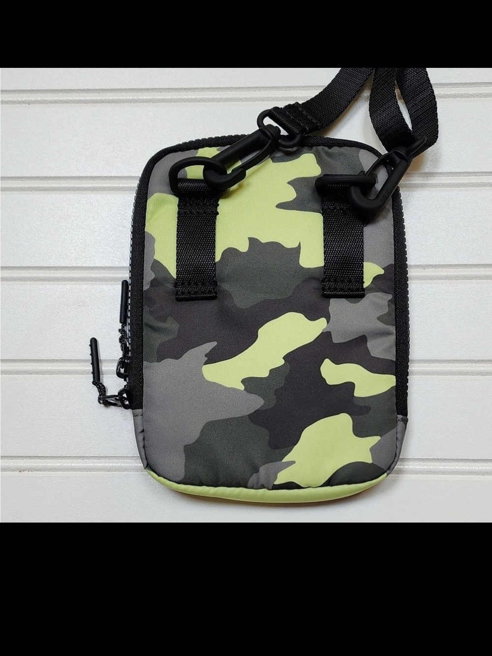 lululemon athletica mini bag in black with pink camo interior - Picture 4 of 7